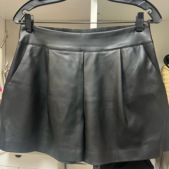 Susana Mónaco Faux Leather Pleated Shorts - Picture 6 of 8